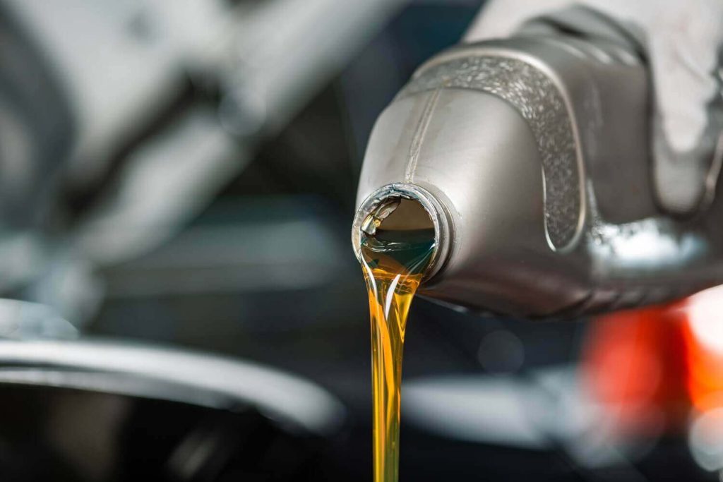 pouring engine oil to car minyak engine kereta