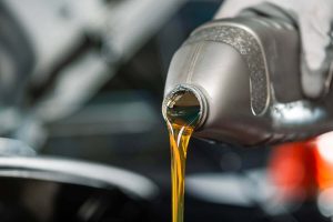 pouring engine oil to car minyak engine kereta